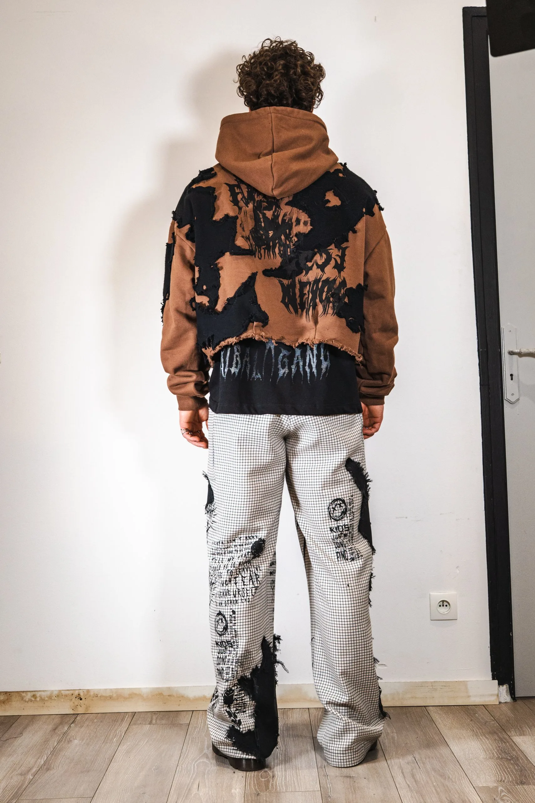 HOODIE CROP MARRON, Buste Crop avec empiècements noir, ecce OPNI