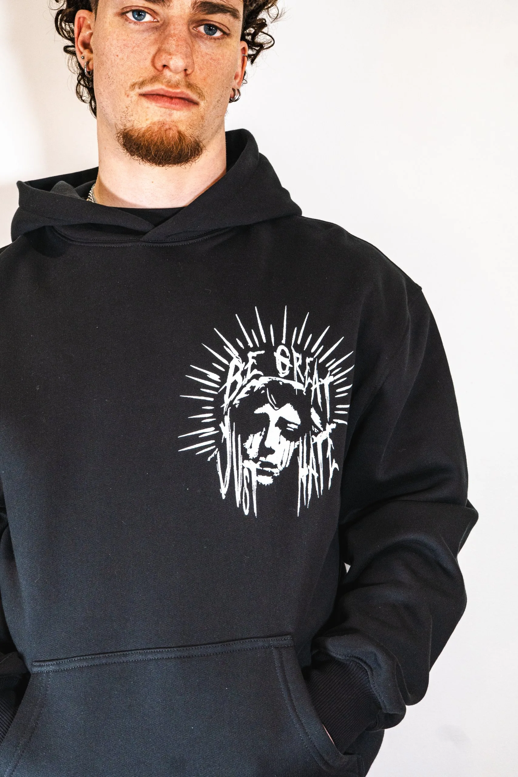 HOODIE BE GREAT, Buste classique avec manches longue et design dos « be great, ecce OPNI