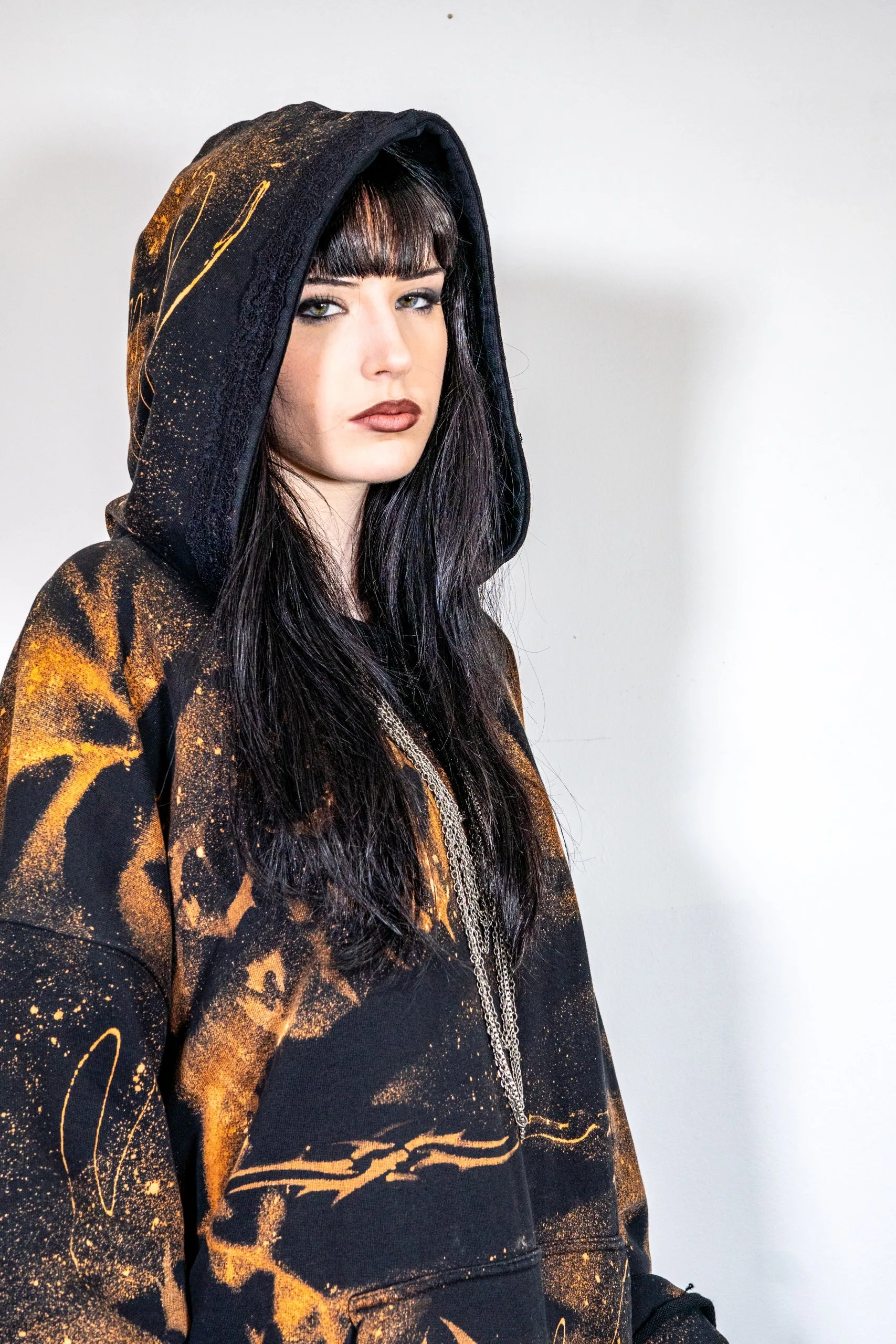 HOODIELACE DRESS, Robe longue cheville avec détails résilles, dentelles et jupon, ecce OPNI
