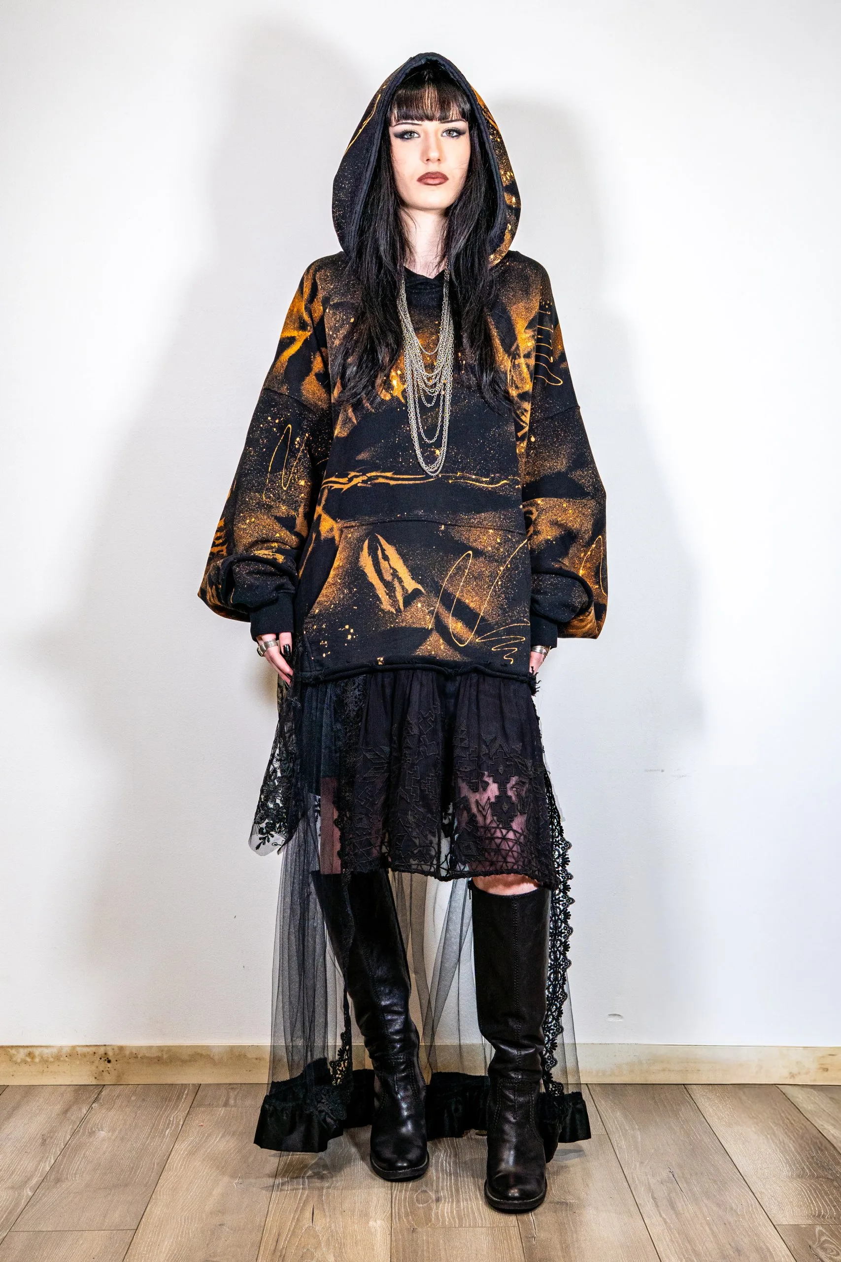 Robe HOODIELACE en résille et dentelle, capuche hoodie transformée, ecce OPNI