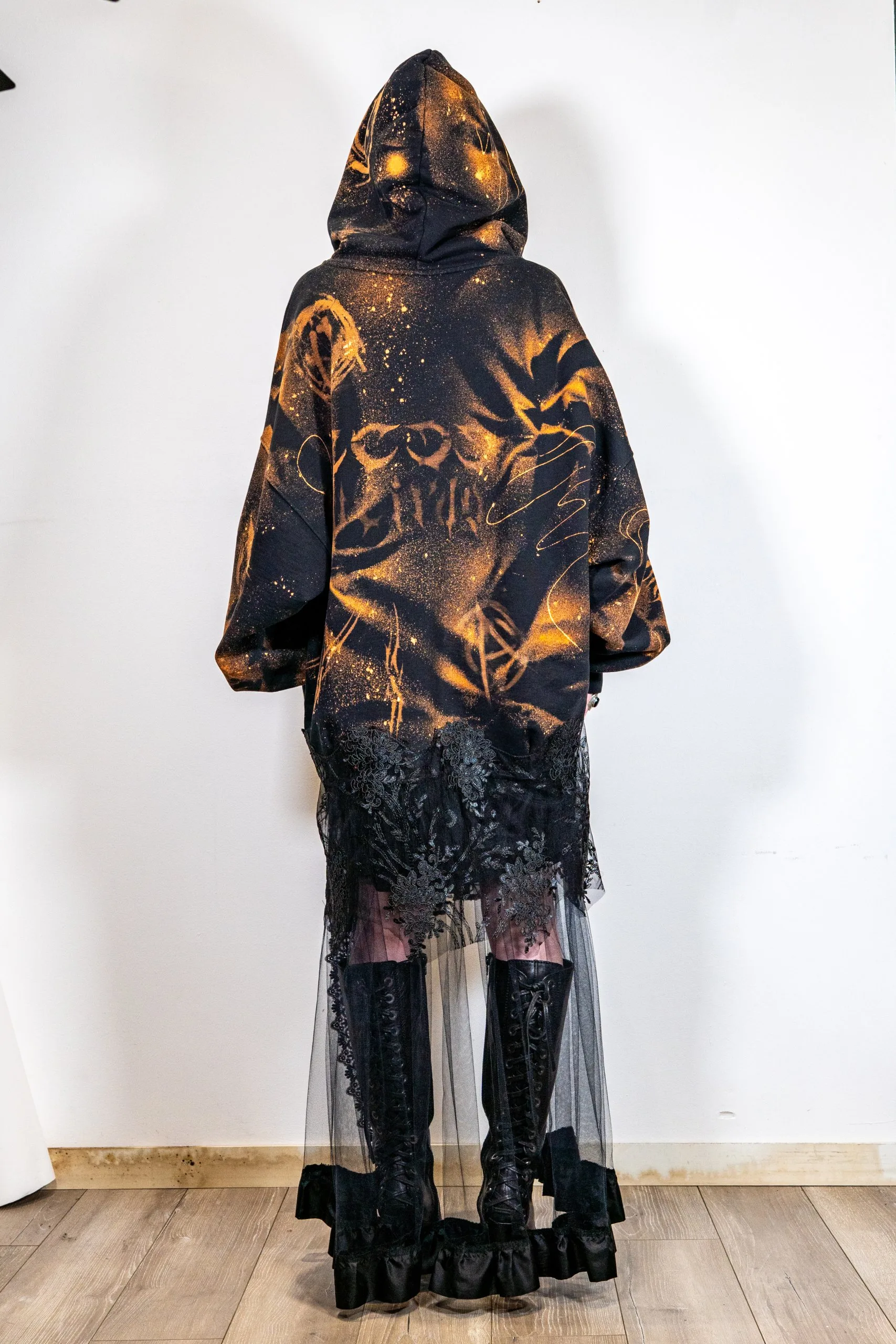 HOODIELACE DRESS, Robe longue cheville avec détails résilles, dentelles et jupon, ecce OPNI