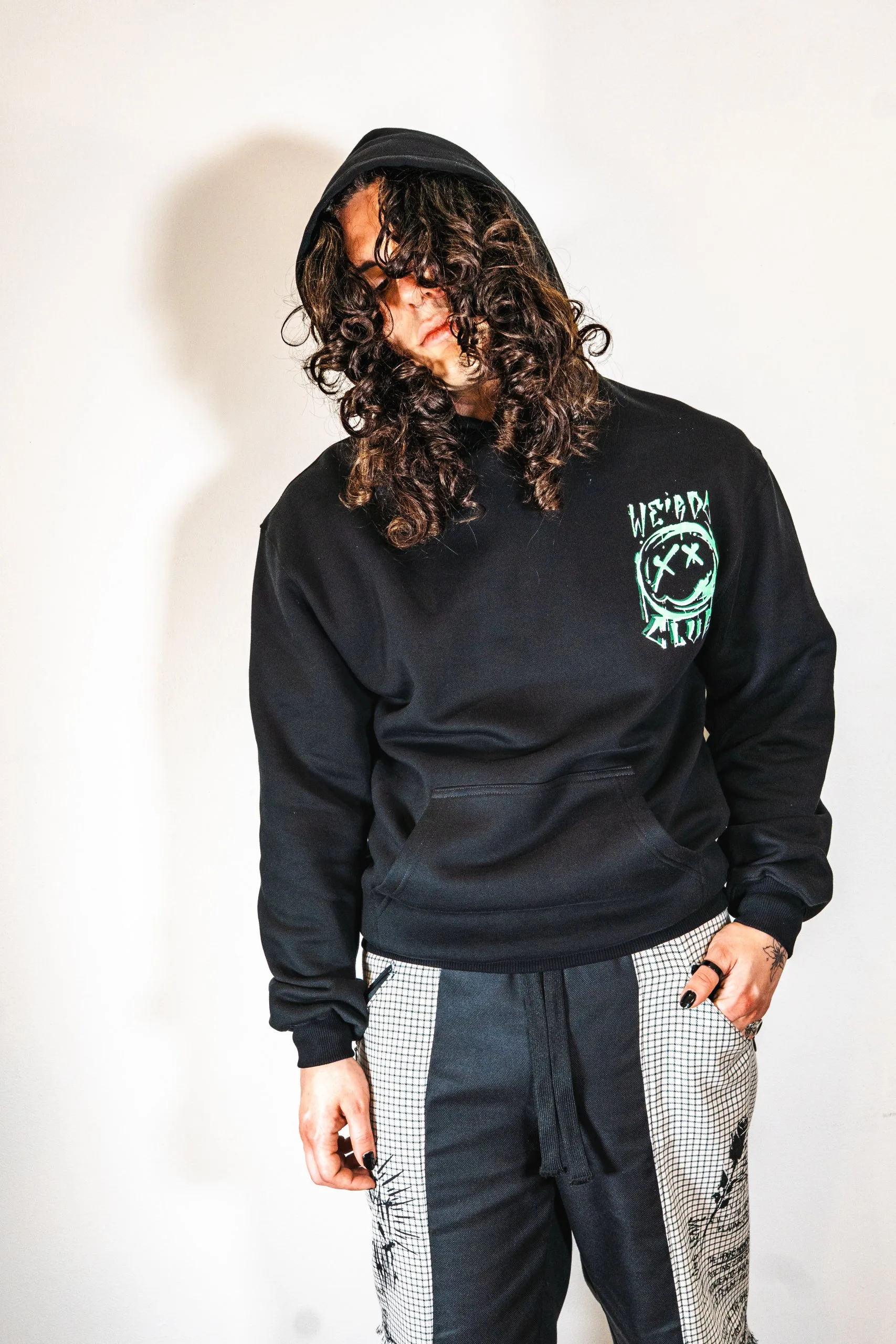 Hoodie SUMMER WEIRDO CLUB blanc et vert superposé, pièce unique upcyclée ecce OPNI