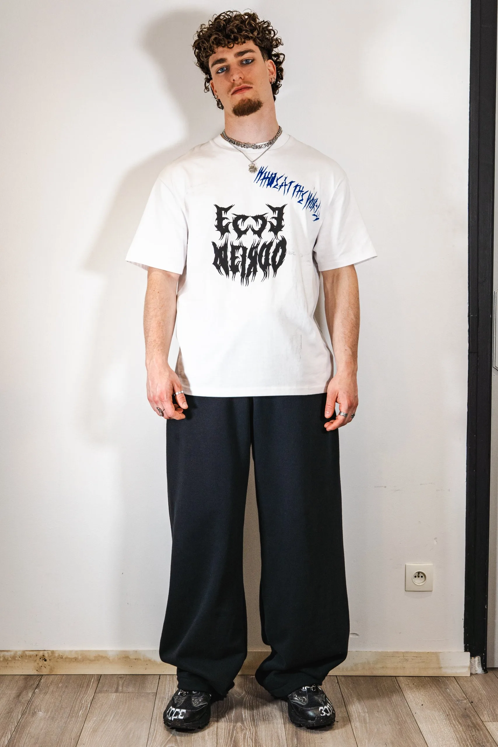 T-shirt blanc ECCE WEIRDO, dernier exemplaire, vêtement upcyclé ecce OPNI