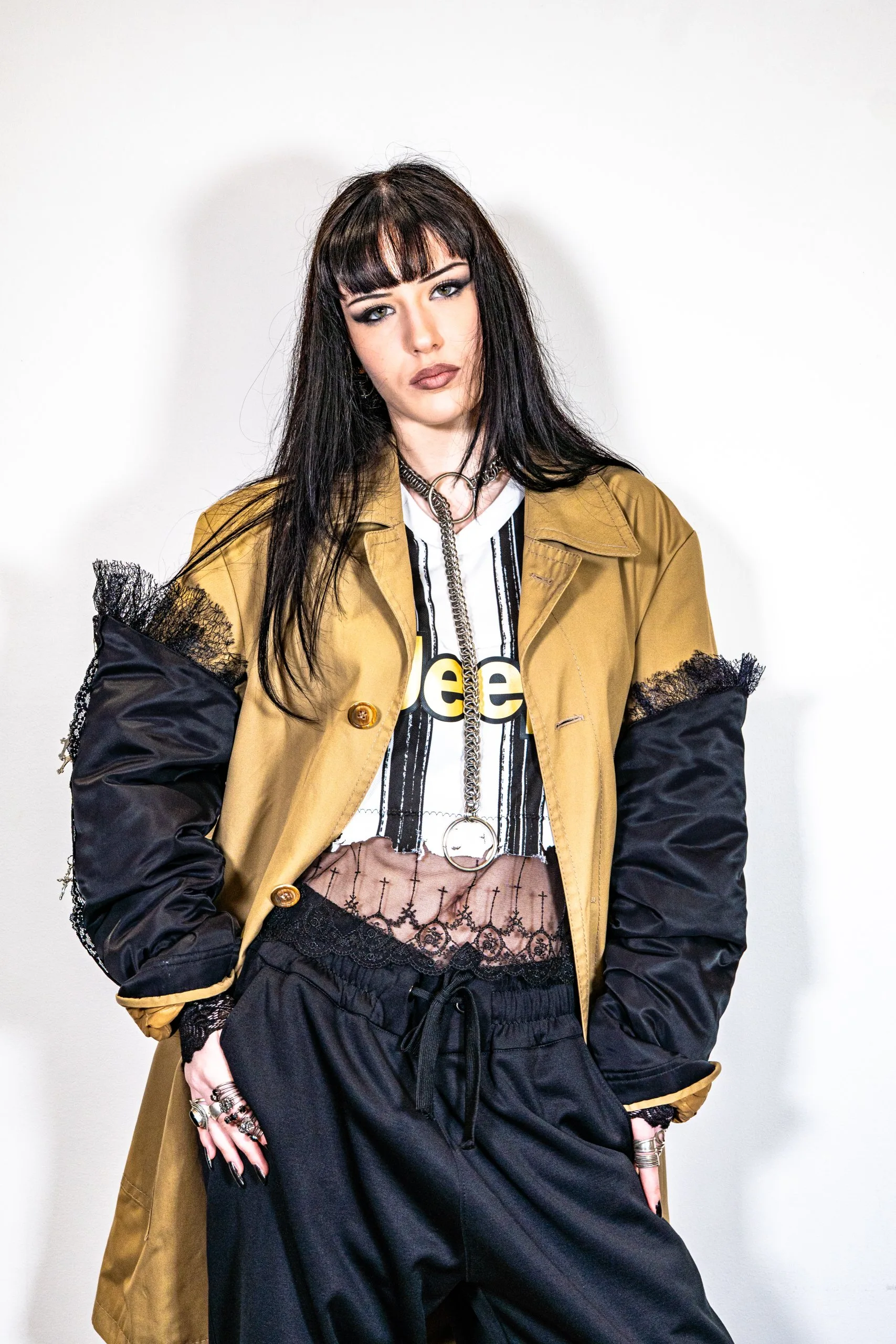 FREAKY BUNNY TRENCH, Buste classique avec manches longue et design peinture dos losange « FREAKY BUNNY », ecce OPNI