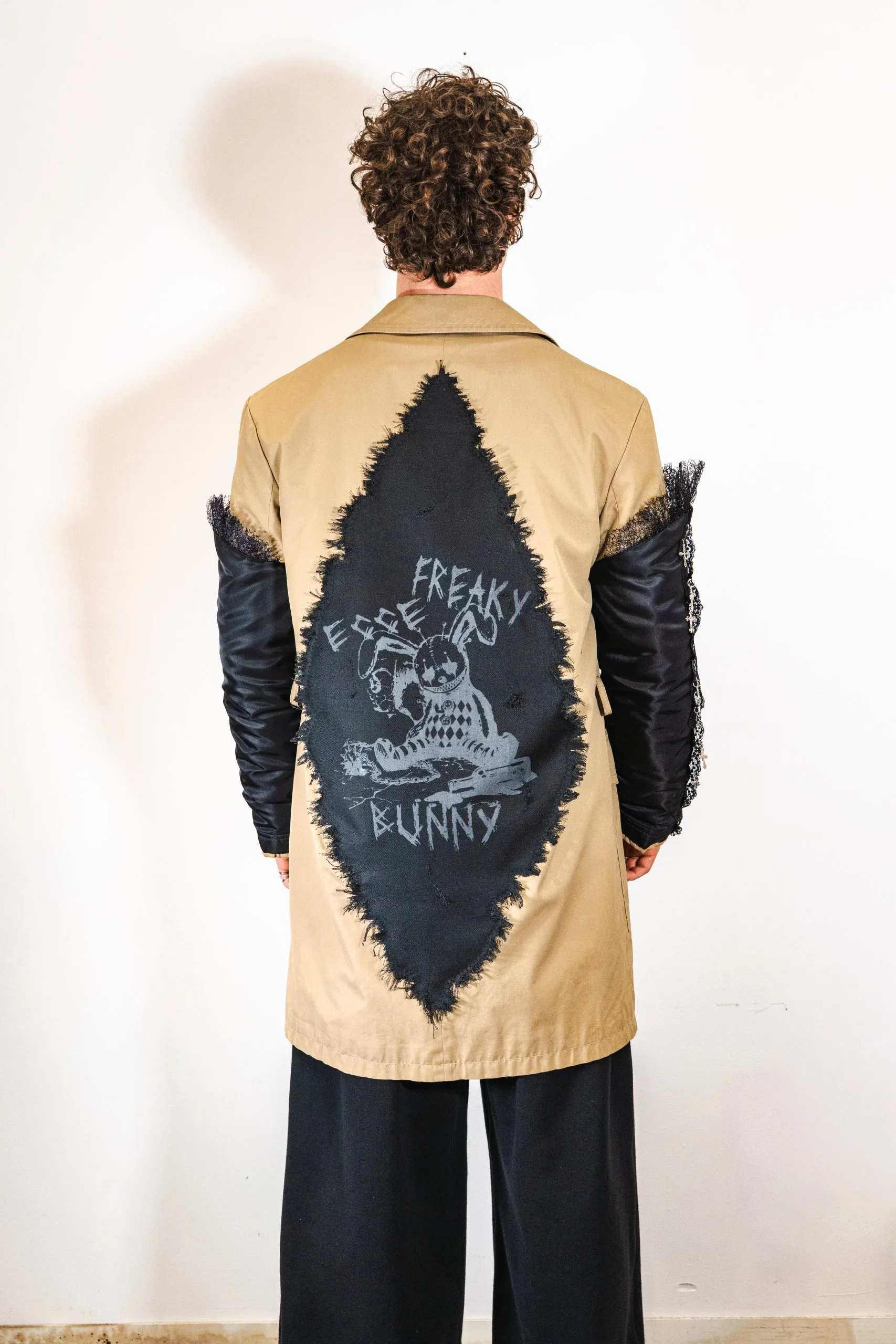 FREAKY BUNNY TRENCH, Buste classique avec manches longue et design peinture dos losange « FREAKY BUNNY », ecce OPNI