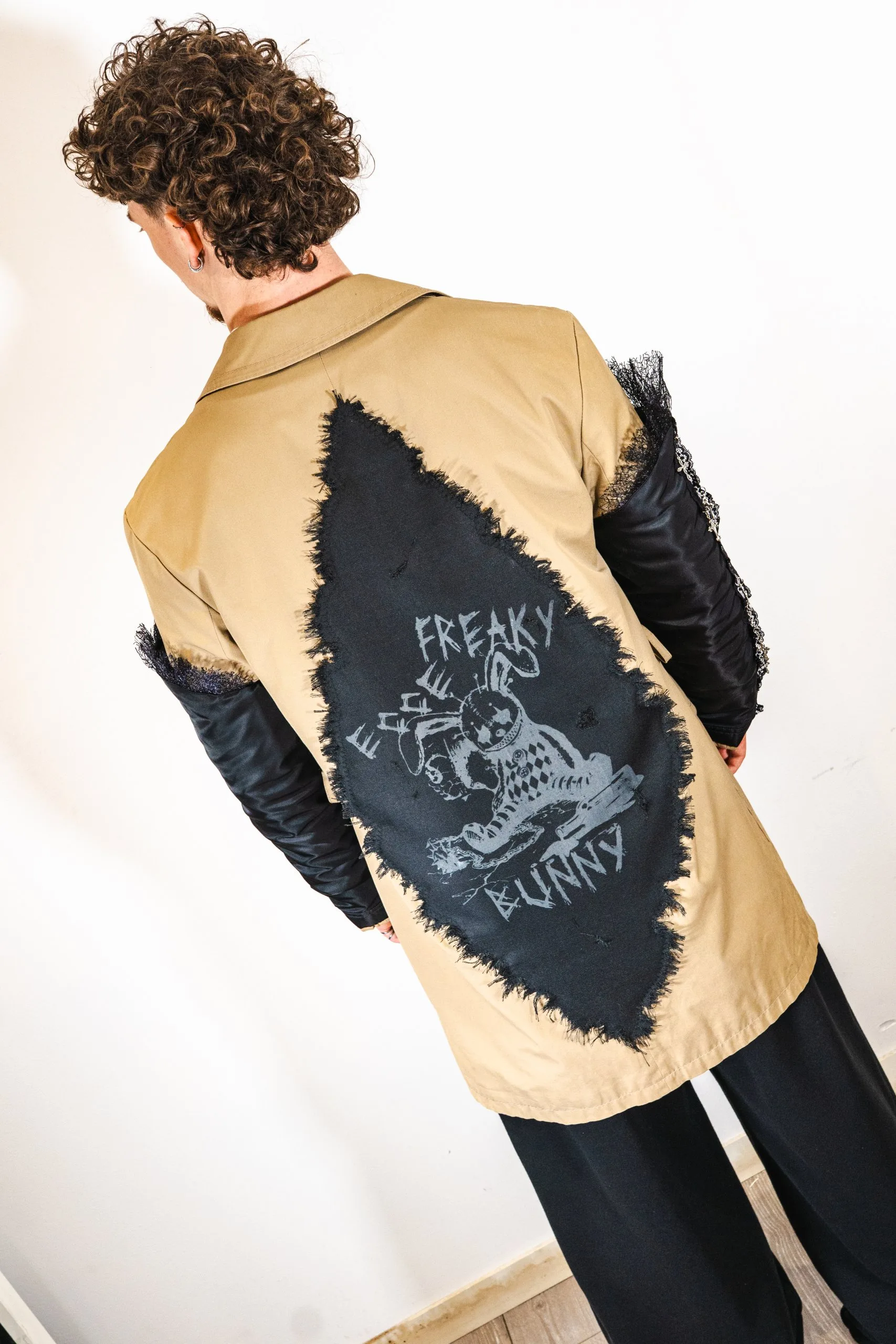 FREAKY BUNNY TRENCH, N’existe qu’en un seul exemplaire, ecce OPNI