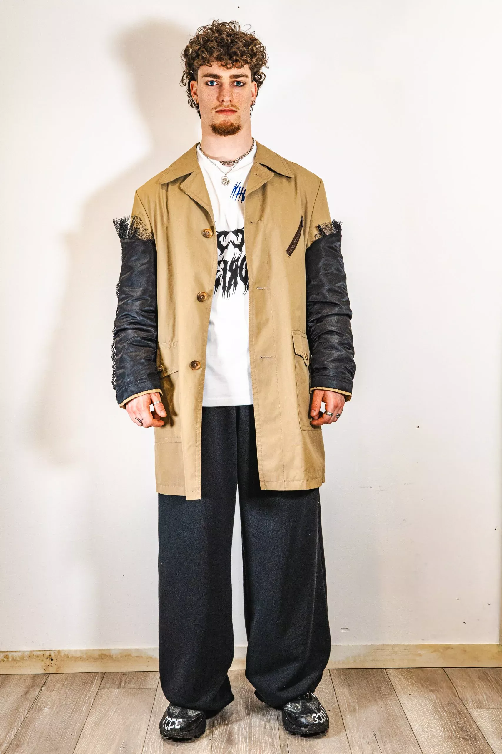 Trench FREAKY BUNNY beige et noir, vêtement upcyclé ecce OPNI