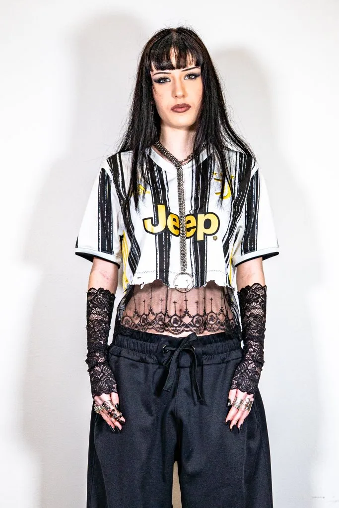 Croptop sporty FREAKY BUNNY en maillot de foot, vêtement upcyclé ecce OPNI