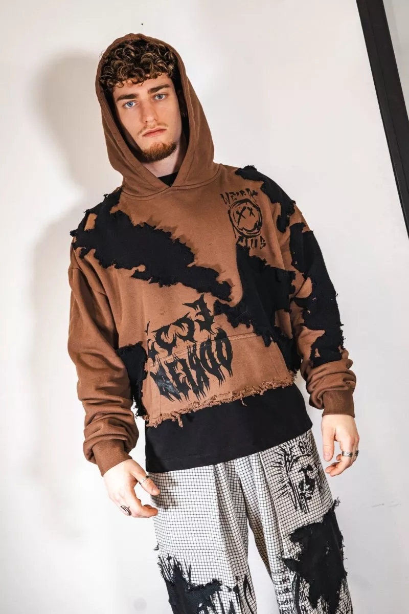 Hoodie crop marron avec broderie, vêtement unisexe upcyclé ecce OPNI