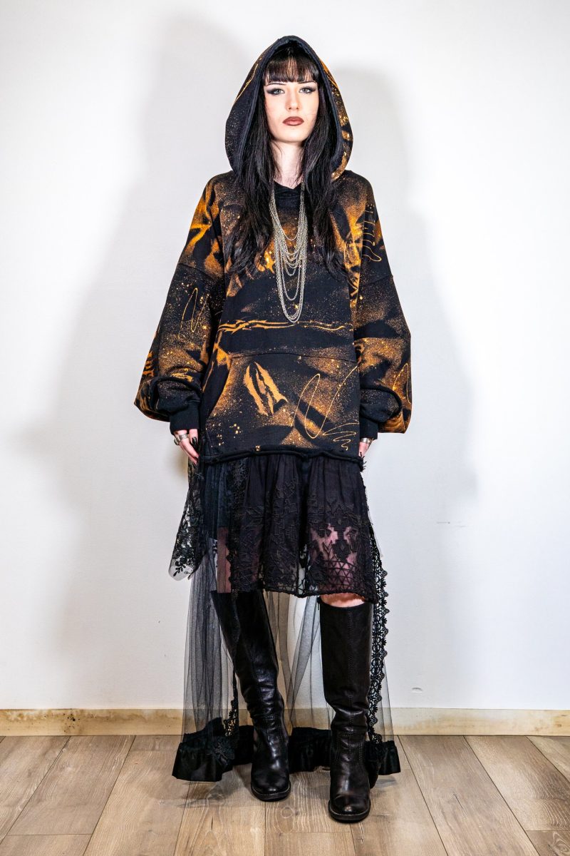 Robe HOODIELACE en résille et dentelle, capuche hoodie transformée, ecce OPNI
