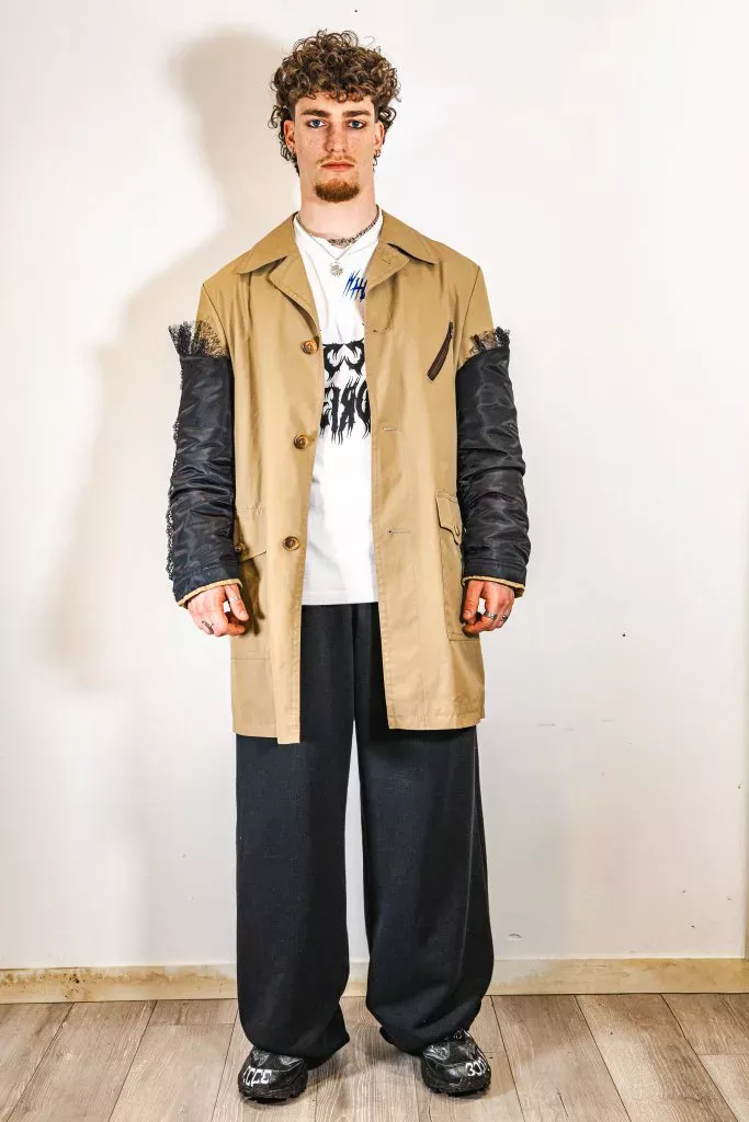 Trench FREAKY BUNNY beige et noir, vêtement upcyclé ecce OPNI